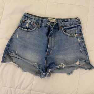 Abercrombie & Fitch “the mom” high rise jean shorts sz 4